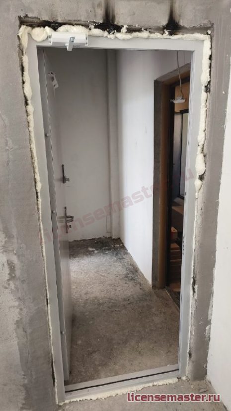 Монтаж металлической двери режимного помещения: установка коробки в капитальный проём